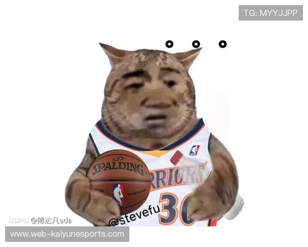 足球球星突然一脚踢出球瞬间，猫猫被吓得猛地跳起，表情超可爱